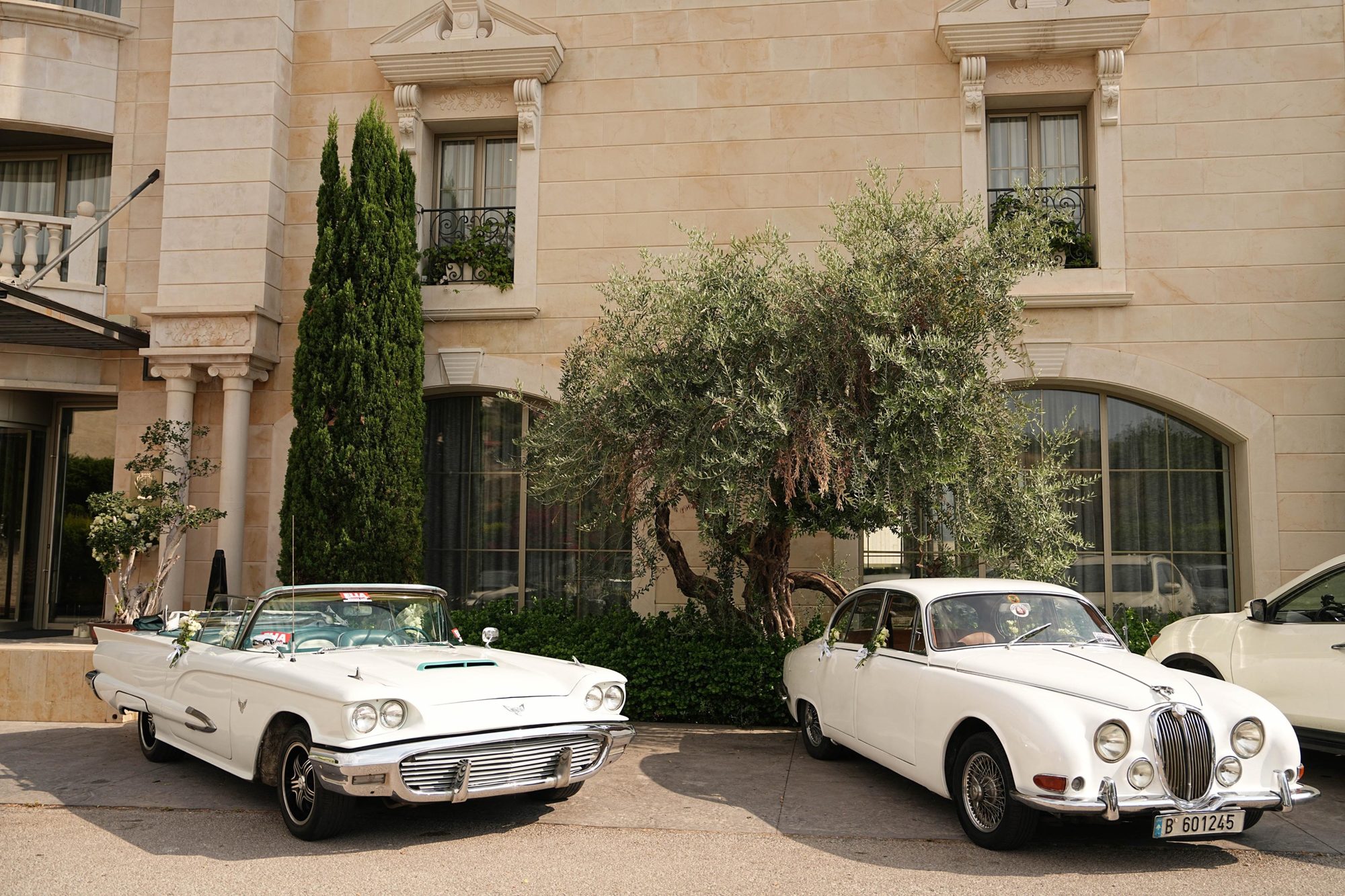 Classic cars outside the hotel entrance