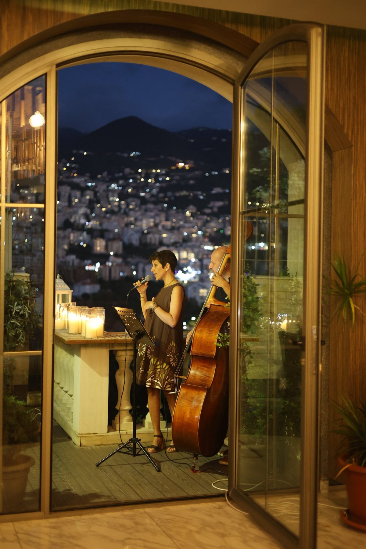 Live singer and double bass at a Monte Cassino evening
